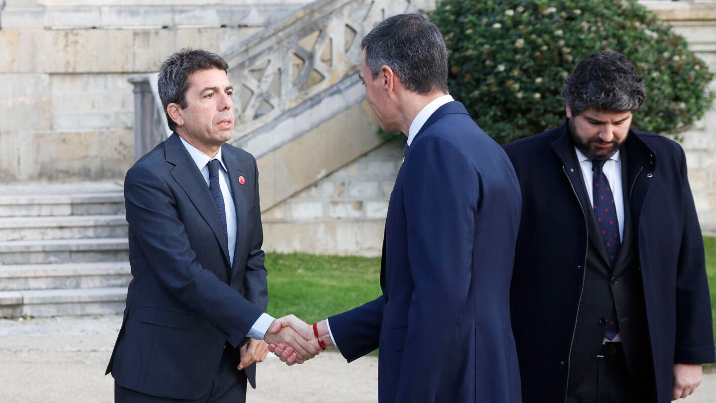 El presidente del Gobierno, Pedro Sánchez, saluda al presidente de la Generalitat Valenciana, Carlos Mazón, en presencia del presidente de Murcia, Fernando López Miras (d), a su llegada al Palacio de la Magdalena de Santander para la XXVII Conferencia de Presidentes que se celebra este viernes. 