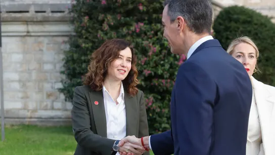 El presidente del Gobierno saluda a Isabel Díaz Ayuso en la Conferencia de Presidentes. El presidente del Gobierno saluda a Isabel Díaz Ayuso en la Conferencia de Presidentes.