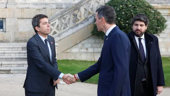 Carlos Mazón y Pedro Sánchez se saludan en la Conferencia de Presidentes Carlos Mazón y Pedro Sánchez se saludan en la Conferencia de Presidentes