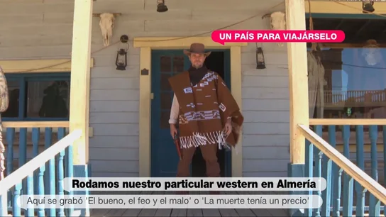 Luis Calero visita el Desierto de Tabernas (Almería), come ajoblanco y ¡Rueda su propio western! Luis Calero durante su visita al set de rodaje de Tabernas
