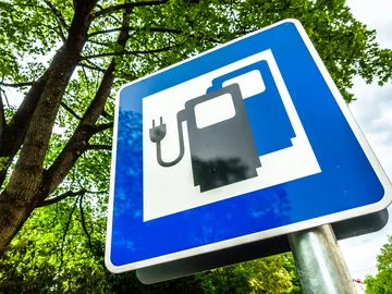 Señal de estación de servicio con recarga eléctricas Señal de estación de servicio con recarga eléctricas