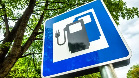 Señal de estación de servicio con recarga eléctricas Señal de estación de servicio con recarga eléctricas