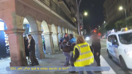'MVT en acción' pilla in fraganti a un joven dando patadas a un taxi por no dejarle pasar el paso de cebra 'MVT en acción' pilla in fraganti a un joven dando patadas a un taxi por no dejarle pasar el paso de cebra
