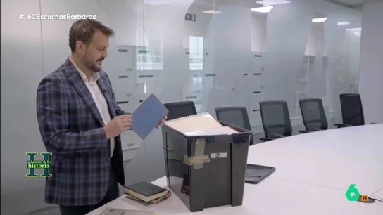 Juan Fernández Miranda muestra las libretas del exjefe del CESID Manglano En este vídeo, el periodista Juan Fernández Miranda comparte una de las libretas de Emilio Alonso Manglano, el jefe de los espías españoles, donde aparecen tanto políticos como personas influyentes y habituales de la prensa rosa.
