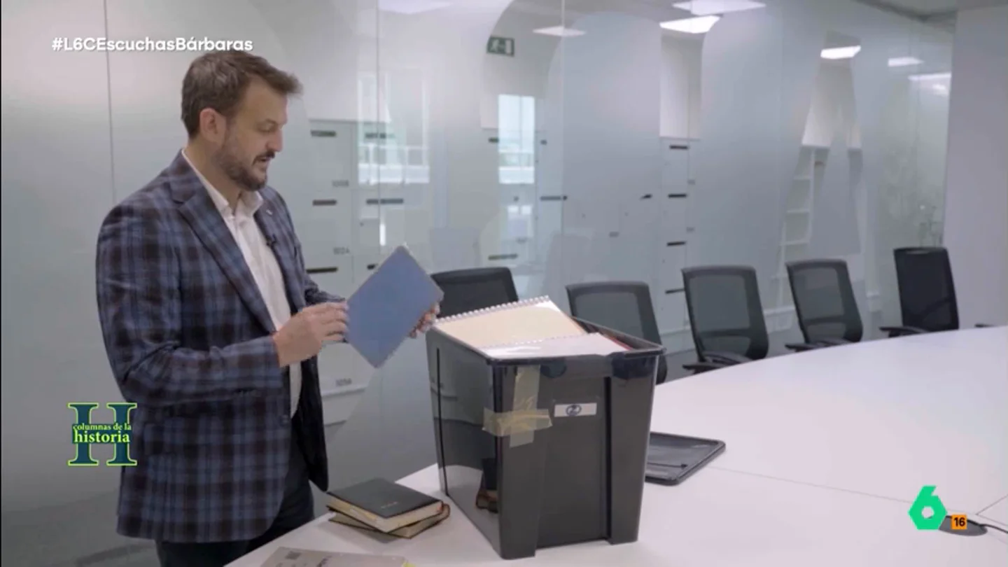 Juan Fernández Miranda muestra las libretas del exjefe del CESID Manglano En este vídeo, el periodista Juan Fernández Miranda comparte una de las libretas de Emilio Alonso Manglano, el jefe de los espías españoles, donde aparecen tanto políticos como personas influyentes y habituales de la prensa rosa.