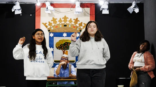 Dos niñas ensayan el Sorteo Extraordinario de la Lotería de Navidad, en el colegio de San Ildefonso, a 11 de diciembre de 2024, en Madrid (España). Dos niñas ensayan el Sorteo Extraordinario de la Lotería de Navidad, en el colegio de San Ildefonso, a 11 de diciembre de 2024, en Madrid (España).