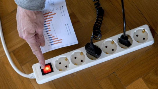 Alargadera con varios enchufes y una factura de luz. Alargadera con varios enchufes y una factura de luz.