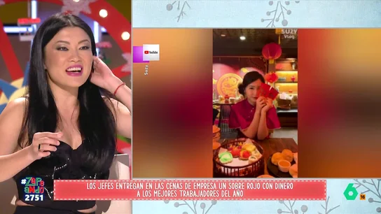 Jiaping explica qué es el sobre rojo que el jefe da a sus empleados en las cenas de empresa de China La reportera explica que las cenas de navidad en China se consideran como una parte más del trabajo por ello la gente no se arregla de manera especial sino que van directos desde la oficina.