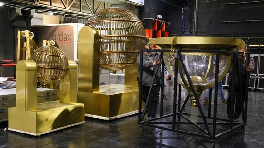 Los bombos y el resto de elementos llegan al Teatro Real de Madrid para el Sorteo Extraordinario de Navidad del próximo 22 de diciembre, a 13 de diciembre de 2024, en Madrid (España). Los bombos y el resto de elementos llegan al Teatro Real de Madrid para el Sorteo Extraordinario de Navidad del próximo 22 de diciembre, a 13 de diciembre de 2024, en Madrid (España).