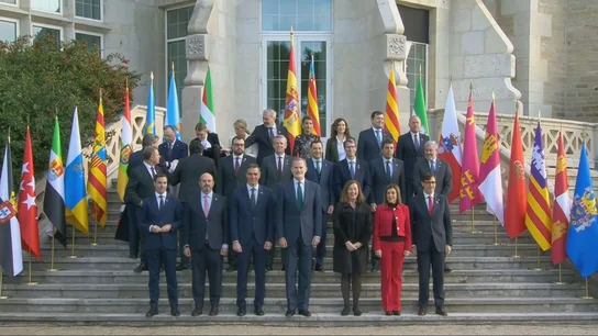 Foto de grupo con el rey en la Conferencia de Presidentes Foto de grupo con el rey en la Conferencia de Presidentes