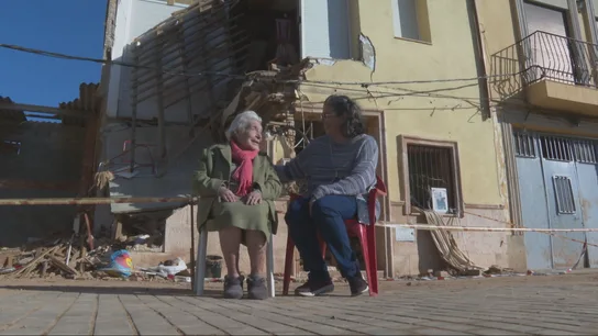 Pepica y su nieta enfrente de su casa destruida por la DANA en Paiporta Pepica y su nieta enfrente de su casa destruida por la DANA en Paiporta