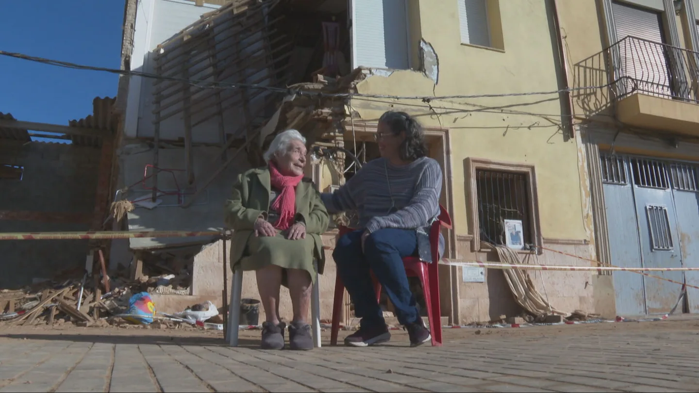 Pepica y su nieta enfrente de su casa destruida por la DANA en Paiporta Pepica y su nieta enfrente de su casa destruida por la DANA en Paiporta