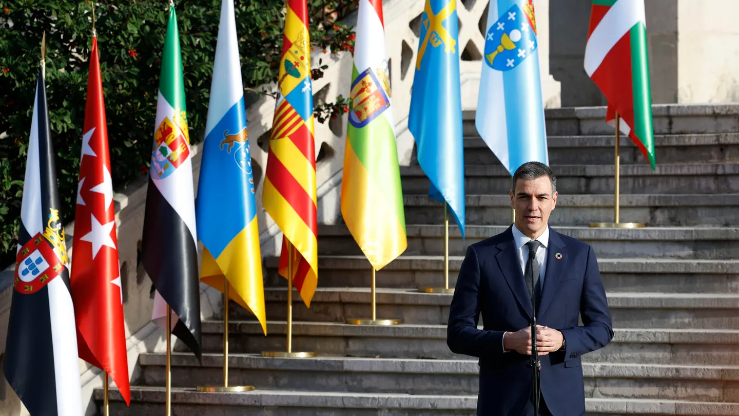 El presidente del Gobierno, Pedro Sánchez, durante una declaración institucional, en la escalinata del Palacio de la Magdalena, en Santander, donde tiene lugar este viernes la XXVII Conferencia de Presidentes que se celebra este viernes. El presidente del Gobierno, Pedro Sánchez, durante una declaración institucional, en la escalinata del Palacio de la Magdalena, en Santander, donde tiene lugar este viernes la XXVII Conferencia de Presidentes que se celebra este viernes.