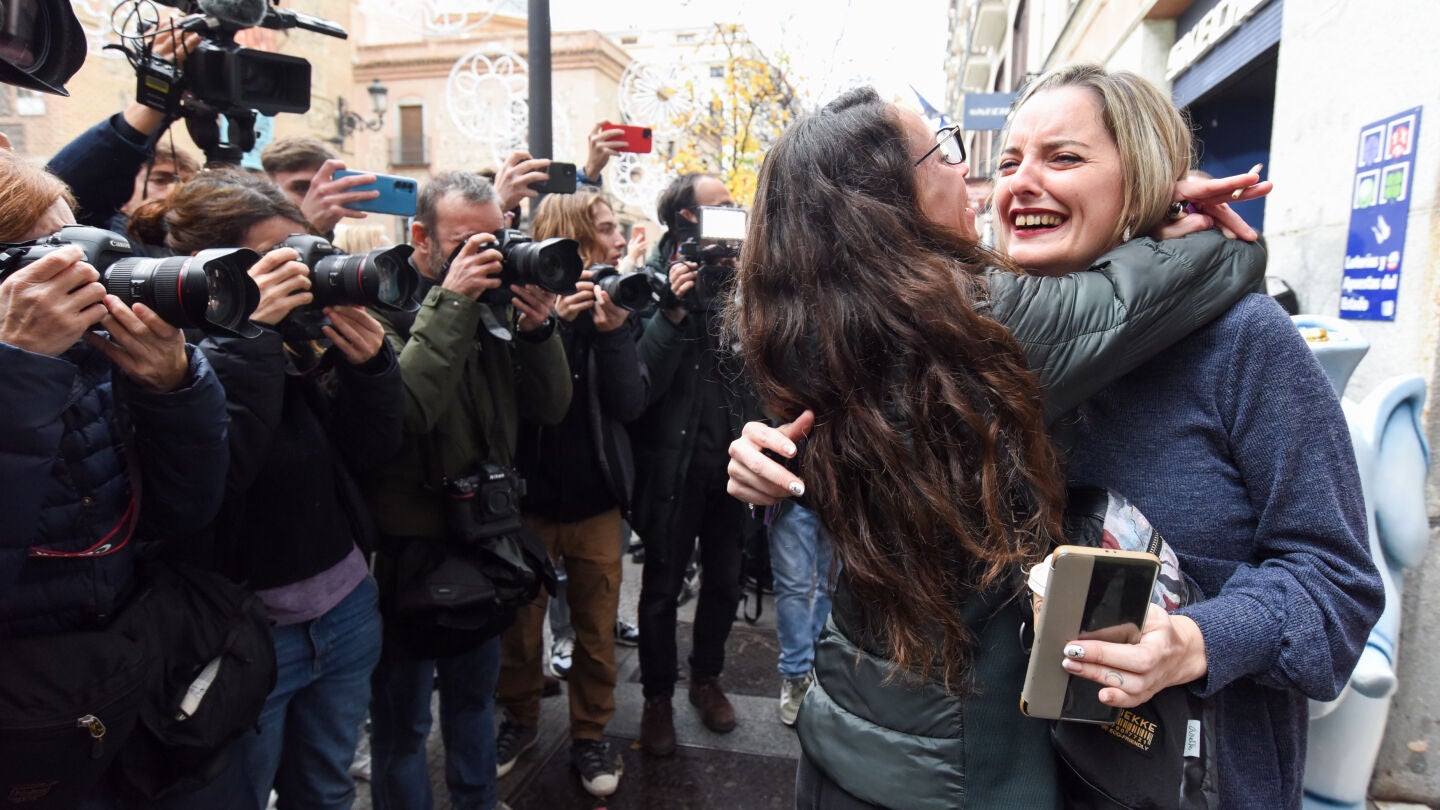 Empleados de la administraci&oacute;n situada en la calle Arenal celebran que han vendido parte del n&uacute;mero 5490 correspondiente al 'Gordo' del Sorteo Extraordinario de la Loter&iacute;a de Navidad, a 22 de diciembre de 2022, en Madrid (Espa&ntilde;a). 