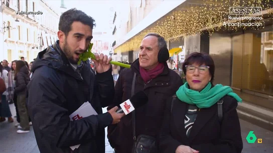La reacción de una mujer cuando Isma Juárez se come un trozo de apio: "Lo que hay que hacer por Wyoming" El reportero sale a la calle para conocer los propósitos de año nuevo que ha hecho la gente. Una mujer, por ejemplo, confiesa que el año pasado se propuso adelgazar pero no logró cumplirlo.