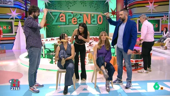 Cristina Pedroche, Miki Nadal, Jiaping y María Gómez se enfrentan en el 'Zampabollos' Los zapeadores deben enfrentarse en parejas para comerse un bollo sin usar las manos. Pero, para sumar más dificultad a este reto, el bollo va sujeto a una cuerda cuyo extremo va atado a su tobillo. ¿Quién conseguirá ganar?