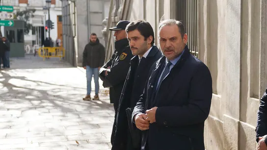Imagen de Ábalos tras prestar declaración. Imagen de Ábalos tras prestar declaración.