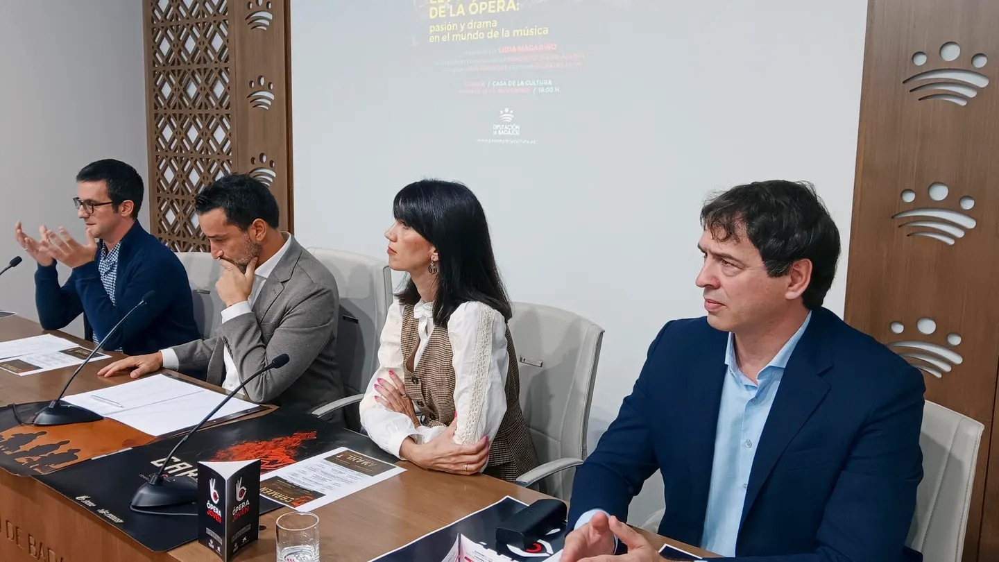 Imagen de archivo del hermano del presidente del Gobierno y responsable de la Oficina de Artes Escénicas de la Diputación de Badajoz, David Sánchez (d). Imagen de archivo del hermano del presidente del Gobierno y responsable de la Oficina de Artes Escénicas de la Diputación de Badajoz, David Sánchez (d).