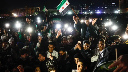 Sirios celebran la caída de Al Assad Sirios celebran la caída de Al Assad