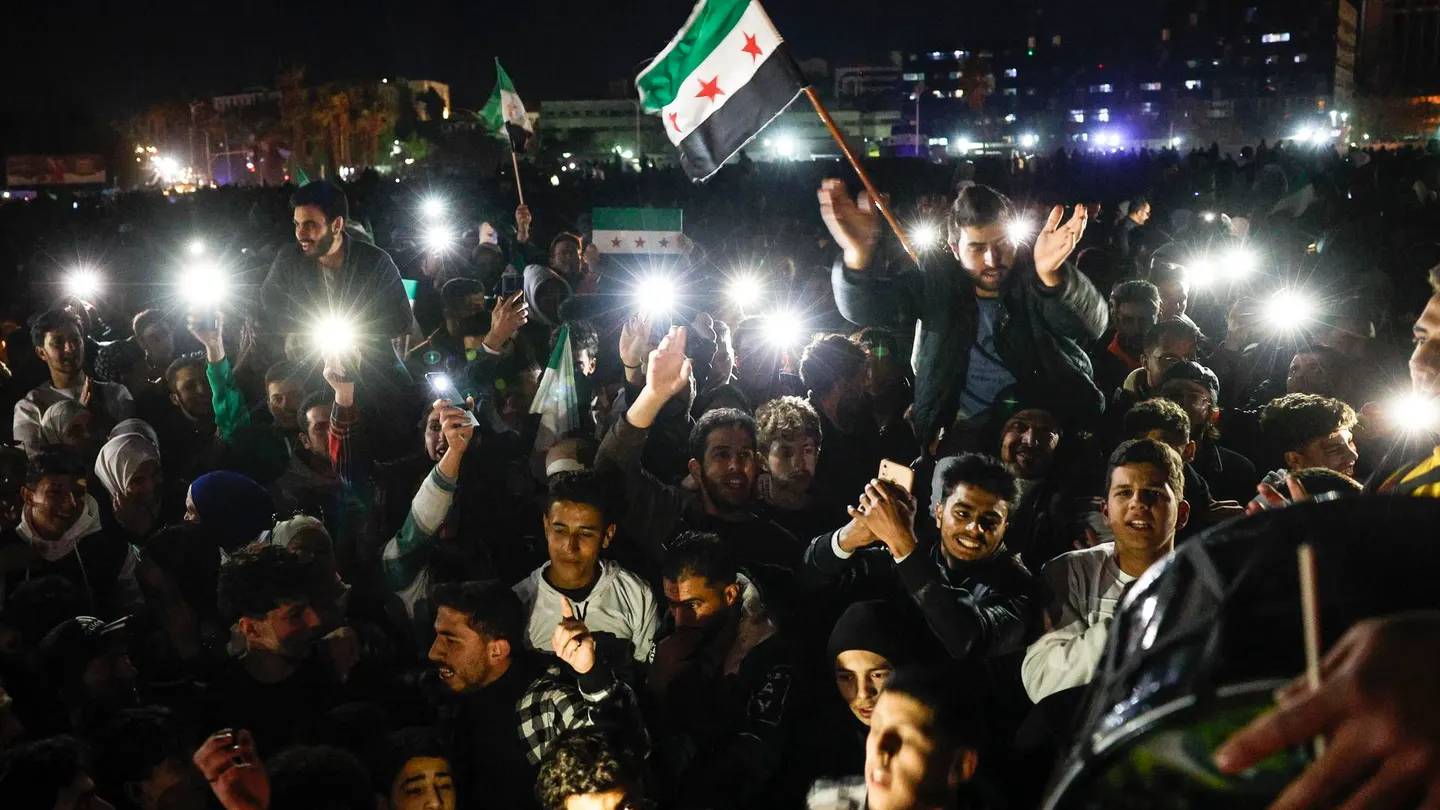 Sirios celebran la caída de Al Assad Sirios celebran la caída de Al Assad