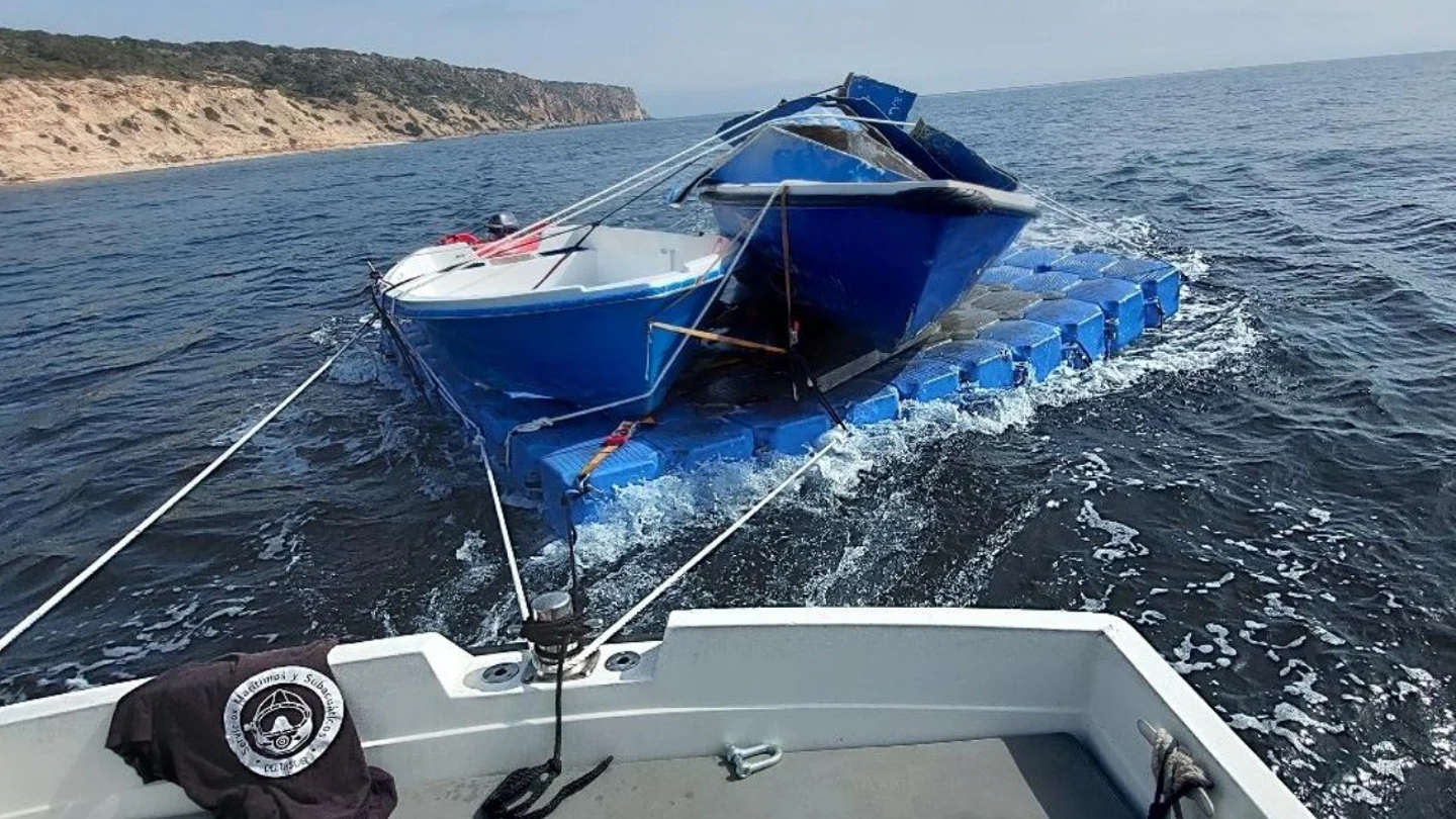 Foto de archivo de pateras remolcadas por Salvamento Marítimo en Formentera Foto de archivo de pateras remolcadas por Salvamento Marítimo en Formentera