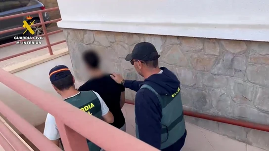 La Guardia Civil, con uno de los detenidos por el robo y asesinato de un hombre en Níjar (Almería) La Guardia Civil, con uno de los detenidos por el robo y asesinato de un hombre en Níjar (Almería)