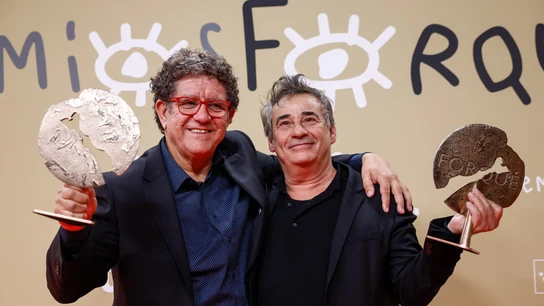 Los actores Eduard Fernández (d) y Pedro Casablanc con los premios a mejor interpretación masculina de cine y de serie por sus trabajos en 'Marco' y en 'Querer' Los actores Eduard Fernández (d) y Pedro Casablanc con los premios a mejor interpretación masculina de cine y de serie por sus trabajos en 'Marco' y en 'Querer'