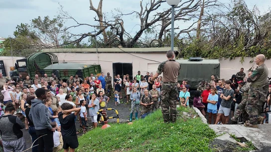 El ejército francés se dirige a la población en el territorio francés de Mayotte, en el océano Índico El ejército francés se dirige a la población en el territorio francés de Mayotte, en el océano Índico
