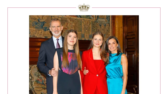 Felipe VI, la reina Letizia, la princesa Leonor y la infanta Sofía, en la fotografía de la felicitación de Navidad. Felipe VI, la reina Letizia, la princesa Leonor y la infanta Sofía, en la fotografía de la felicitación de Navidad.