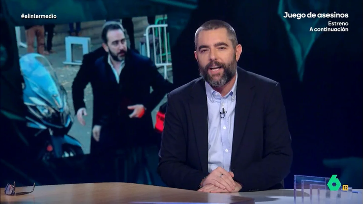 Dani Mateo, después de que Dani Esteve escolte a Aldama: "Le ha faltado nombrar como jefe de comunicación a John Cobra" El colaborador explica que el empresarios ha acudido a su cita con el Tribunal Supremo acompañado del líder de Desokupa. El propio Esteve había publicado un vídeo en sus redes sociales ofreciendo sus servicios de seguridad a Aldama.
