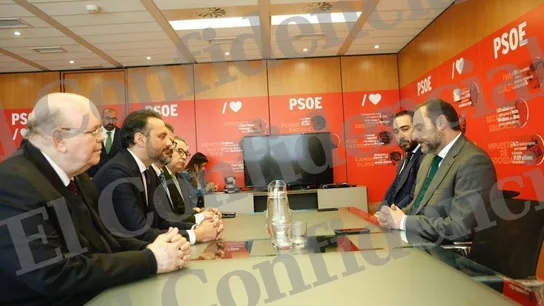 Aldama junto a Ábalos, a la derecha, en la tercera planta de Ferraz, con Koldo García Izaguirre al fondo a la izquierda, en una reunión con representantes de la oposición venezolana Aldama junto a Ábalos, a la derecha, en la tercera planta de Ferraz, con Koldo García Izaguirre al fondo a la izquierda, en una reunión con representantes de la oposición venezolana