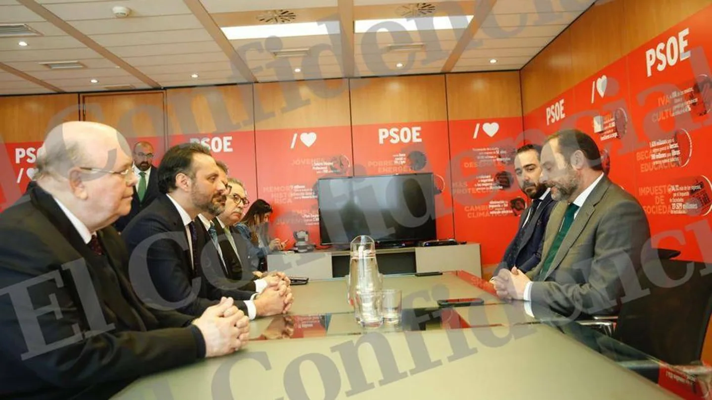 Aldama junto a Ábalos, a la derecha, en la tercera planta de Ferraz, con Koldo García Izaguirre al fondo a la izquierda, en una reunión con representantes de la oposición venezolana Aldama junto a Ábalos, a la derecha, en la tercera planta de Ferraz, con Koldo García Izaguirre al fondo a la izquierda, en una reunión con representantes de la oposición venezolana