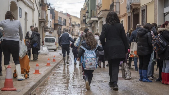 Una niña con su madre sale del colegio 'La Inmaculada', el primero en abrir tras la DANA Una niña con su madre sale del colegio 'La Inmaculada', el primero en abrir tras la DANA