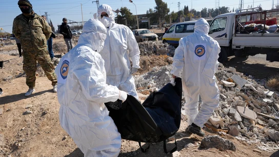 La Defensa Civil Siria llevan uno de los cuerpos que fueron encontrados en un campo abierto en una carretera que conecta con el aeropuerto internacional de Damasco. La Defensa Civil Siria llevan uno de los cuerpos que fueron encontrados en un campo abierto en una carretera que conecta con el aeropuerto internacional de Damasco.