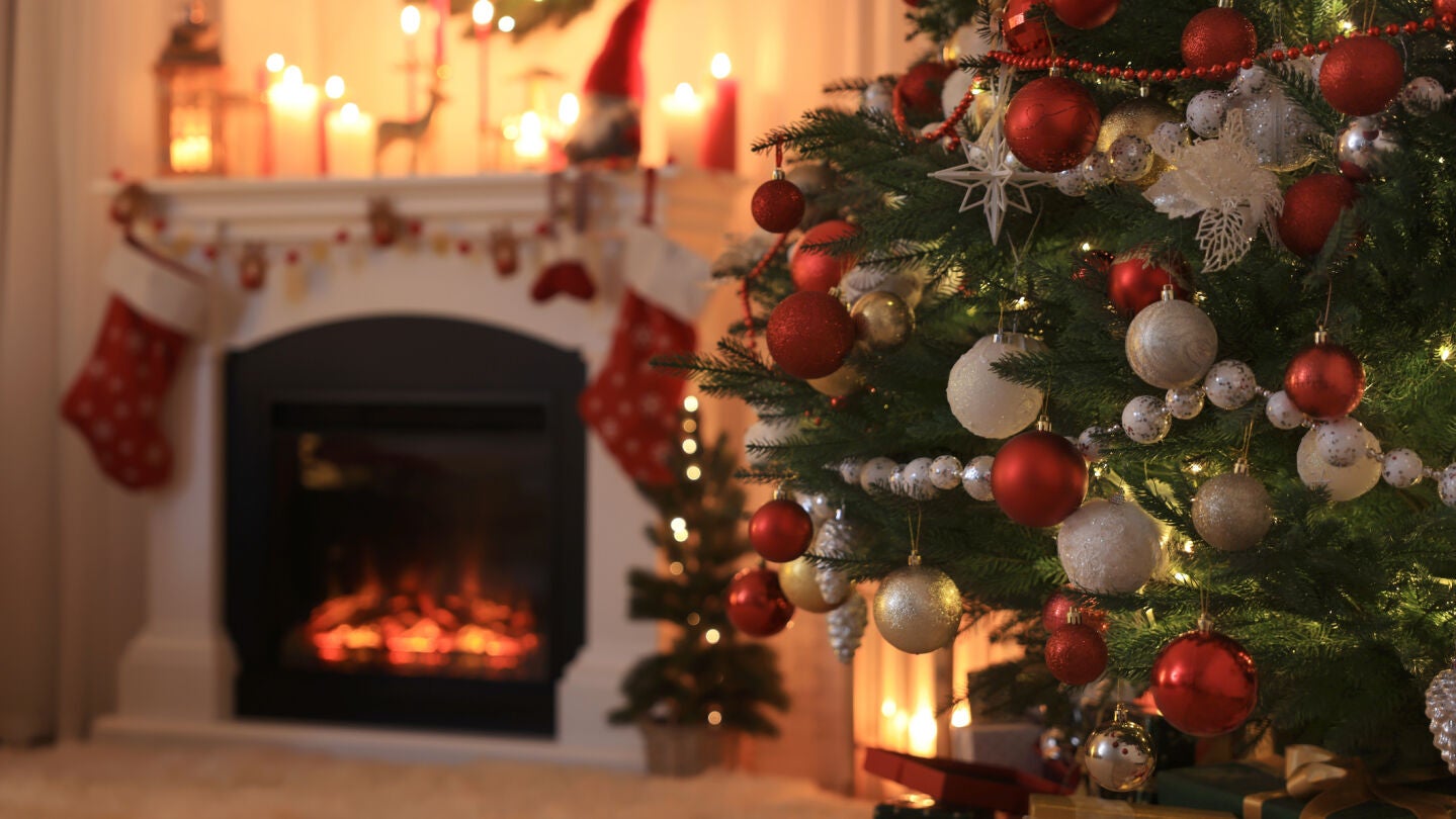 &Aacute;rbol y chimenea decorada por Navidad