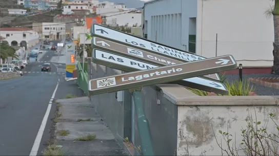Clases suspendidas y más de un centenar de incidencias en Canarias por fuertes rachas de viento Señal de tráfico arrancada del suelo por los vientos de la borrasca Dorothea