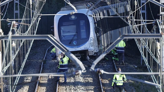 Un convoy de Euskotren que circulaba en dirección a Bilbao ha descarrilado este lunes al toparse con un desprendimiento de tierra Un convoy de Euskotren que circulaba en dirección a Bilbao ha descarrilado este lunes al toparse con un desprendimiento de tierra