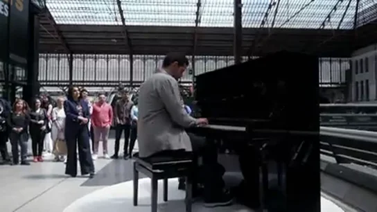Miguel, el bombero que aprendió a tocar con una app del móvil y ahora interpreta 'El fantasma de la Ópera' en 'El Piano' Miguel, el bombero que aprendió a tocar con una app del móvil y ahora interpreta 'El fantasma de la Ópera' en 'El Piano'