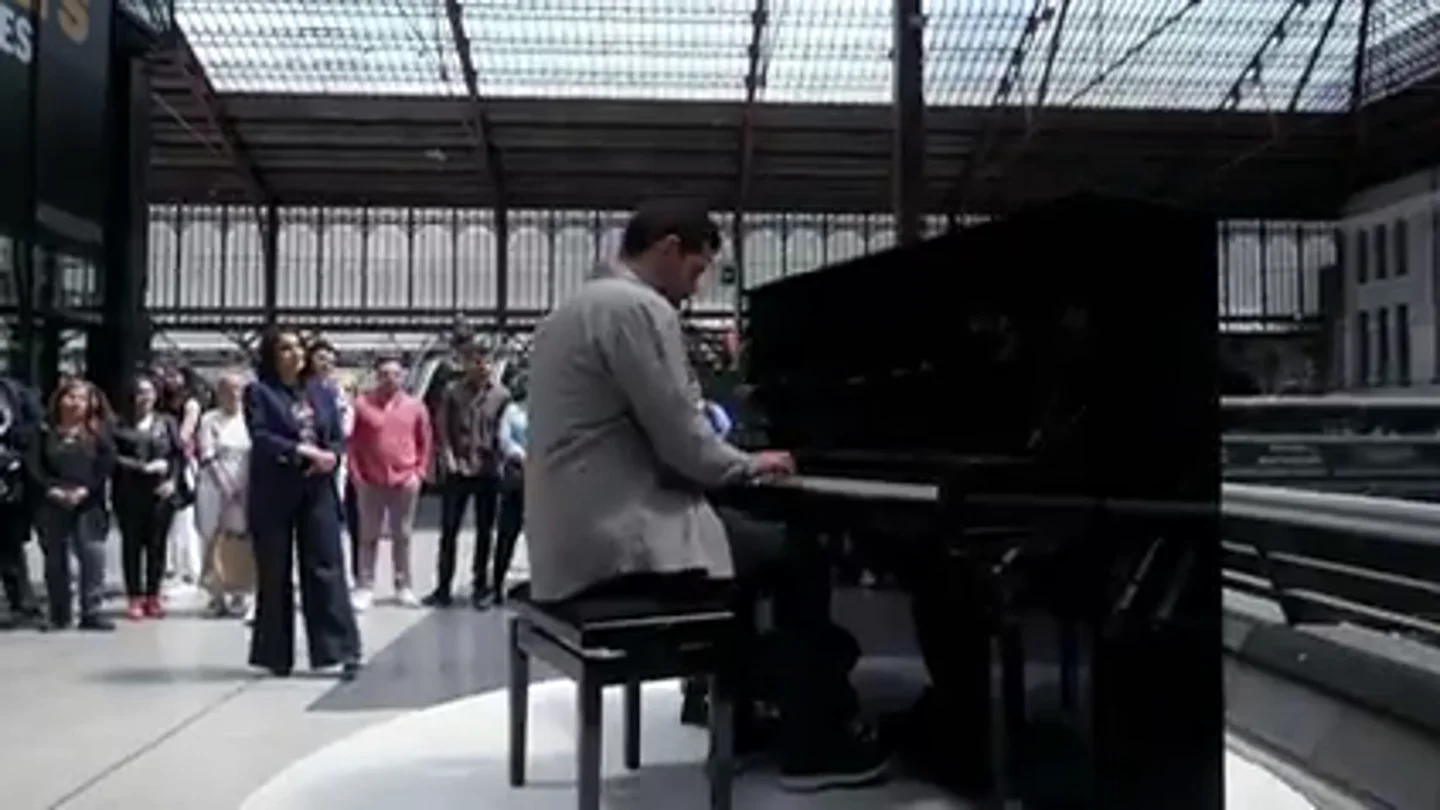 Miguel, el bombero que aprendió a tocar con una app del móvil y ahora interpreta 'El fantasma de la Ópera' en 'El Piano' Miguel, el bombero que aprendió a tocar con una app del móvil y ahora interpreta 'El fantasma de la Ópera' en 'El Piano'