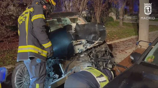 Detenido el conductor que atropelló mortalmente a un 'rider' en Usera (Madrid) Bomberos de Madrid registran el vehículo siniestrado