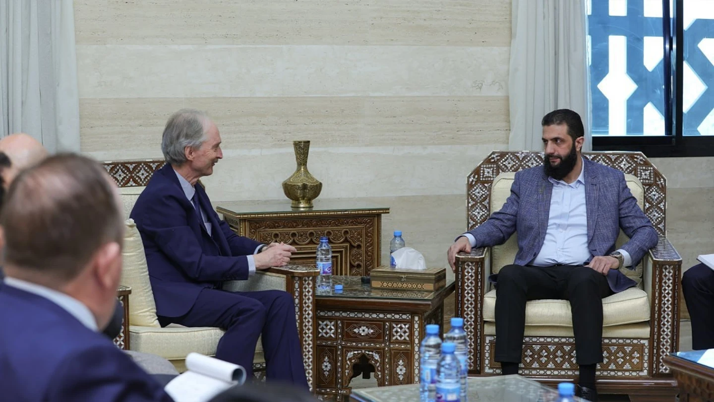 El enviado especial de Naciones Unidas para Siria, Geir Pedersen, y el líder de Hayat Tahrir al Sham, Abú Mohamed al GolaniEl enviado especial de Naciones Unidas para Siria, Geir Pedersen, y el líder de Hayat Tahrir al Sham, Abú Mohamed al Golani. El enviado especial de Naciones Unidas para Siria, Geir Pedersen, y el líder de Hayat Tahrir al Sham, Abú Mohamed al GolaniEl enviado especial de Naciones Unidas para Siria, Geir Pedersen, y el líder de Hayat Tahrir al Sham, Abú Mohamed al Golani.
