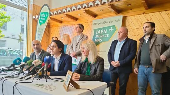 Luis García comparece junto a los otros dos concejales de JM+ en el Ayuntamiento de Jaén. Luis García comparece junto a los otros dos concejales de JM+ en el Ayuntamiento de Jaén.