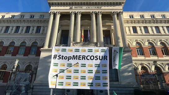 Pancarta depslegada por las organizaciones agrarias en el Ministerio de Agricultura en Madrid contra el acuerdo con Mercosur. Pancarta depslegada por las organizaciones agrarias en el Ministerio de Agricultura en Madrid contra el acuerdo con Mercosur.
