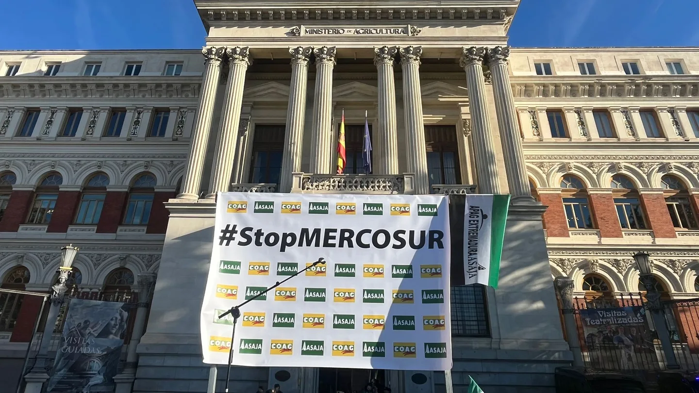Pancarta depslegada por las organizaciones agrarias en el Ministerio de Agricultura en Madrid contra el acuerdo con Mercosur. Pancarta depslegada por las organizaciones agrarias en el Ministerio de Agricultura en Madrid contra el acuerdo con Mercosur.