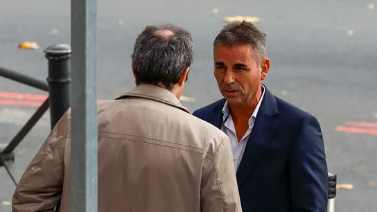 Luis Alberto Escolano (d), uno de los tres socios del comisionista Víctor de Aldama, a su llegada a la Audiencia Nacional el pasado 11 de noviembre. Luis Alberto Escolano (d), uno de los tres socios del comisionista Víctor de Aldama, a su llegada a la Audiencia Nacional el pasado 11 de noviembre.