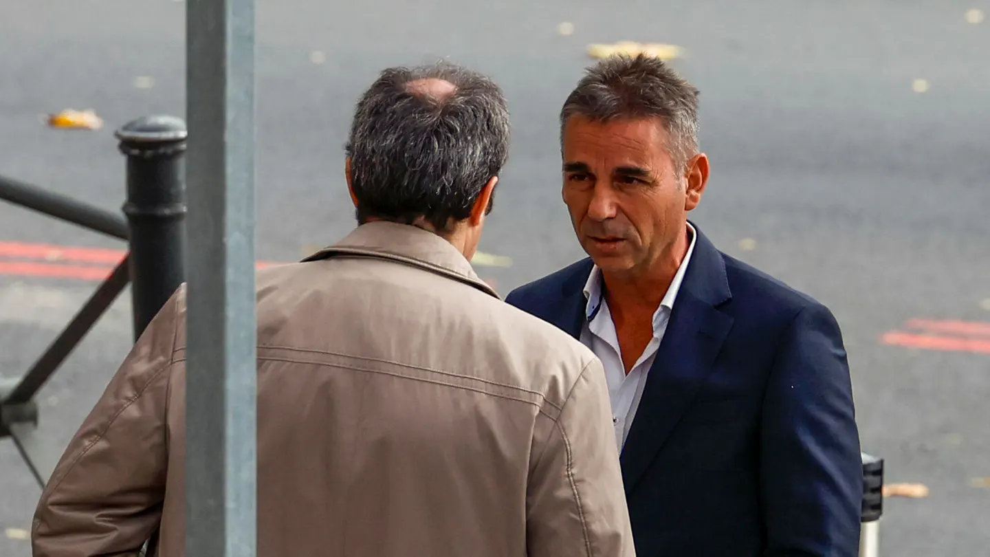 Luis Alberto Escolano (d), uno de los tres socios del comisionista Víctor de Aldama, a su llegada a la Audiencia Nacional el pasado 11 de noviembre. Luis Alberto Escolano (d), uno de los tres socios del comisionista Víctor de Aldama, a su llegada a la Audiencia Nacional el pasado 11 de noviembre.