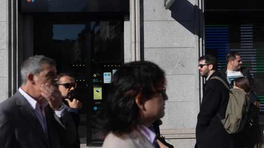 Varias personas pasan delante de una entidad financiera CaixaBank, a 6 de noviembre de 2024, en Madrid (España). Varias personas pasan delante de una entidad financiera CaixaBank, a 6 de noviembre de 2024, en Madrid (España).