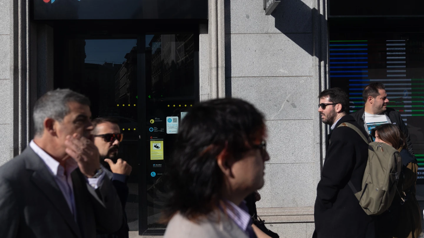 Varias personas pasan delante de una entidad financiera CaixaBank, a 6 de noviembre de 2024, en Madrid (España). Varias personas pasan delante de una entidad financiera CaixaBank, a 6 de noviembre de 2024, en Madrid (España).