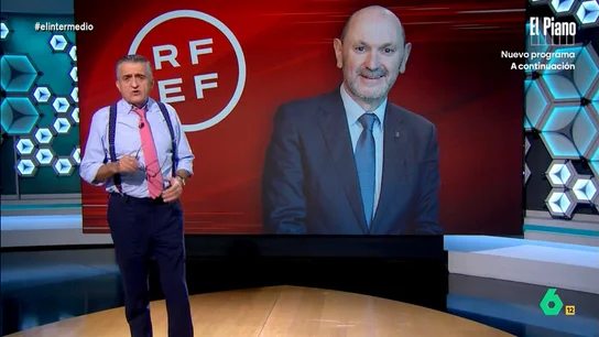Wyoming, tras la elección de Rafael Louzán como presidente de la RFEF: "Tiene un C1 en corrupción" El presentador expone que la Federación parece repetir un patrón a la hora de elegir a sus presidentes. Louzán sustituye a Rocha, inhabilitado por diversas irregularidades. Este sustituyó a Rubiales, que dimitió por el beso no consentido a Jenni Hermoso.