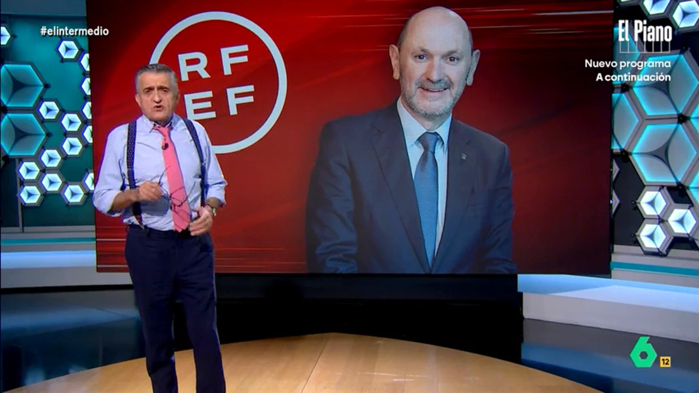 Wyoming, tras la elección de Rafael Louzán como presidente de la RFEF: "Tiene un C1 en corrupción" El presentador expone que la Federación parece repetir un patrón a la hora de elegir a sus presidentes. Louzán sustituye a Rocha, inhabilitado por diversas irregularidades. Este sustituyó a Rubiales, que dimitió por el beso no consentido a Jenni Hermoso.